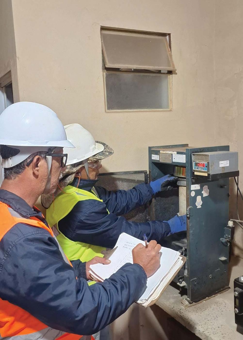 Técnicos registrando resultados no laboratório